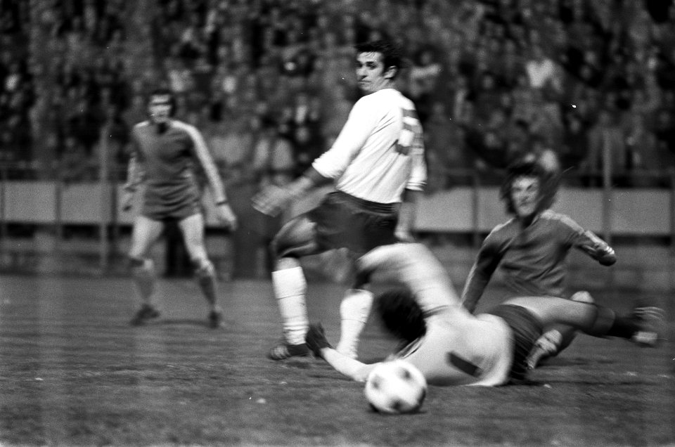 PSV tegen Dynamo Kiev 2-1, Edstrom (op de grond) heeft gescoord, Bestanddeelnr 927-8883