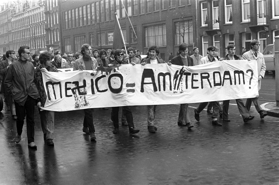 Protestdemonstratie in Amsterdam tegen kabinet de Jong. Demonstranten met spando, Bestanddeelnr 921-7957