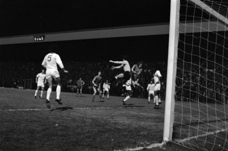 PSV tegen Benfica 0-0 ( Europa Cup II ), Willy van de Kerkhof in duel met keeper, Bestanddeelnr 927-7906