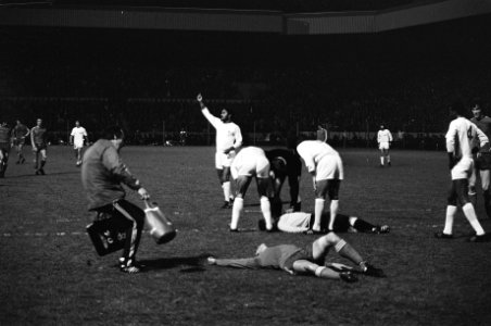 PSV tegen Benfica 0-0 ( Europa Cup II ), Willy van de Kerkhof en keeper Henrico , Bestanddeelnr 927-7910