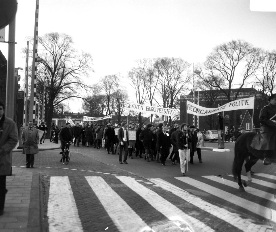 Protestmars met leuzen tegen Amsterdamse politie-beleid door jeugdorganisaties, Bestanddeelnr 919-0250