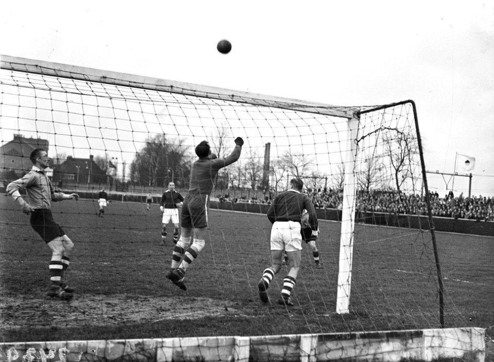 PSV tegen SC Emma 1-1. Corner op het Emmadoel, Bestanddeelnr 902-4793