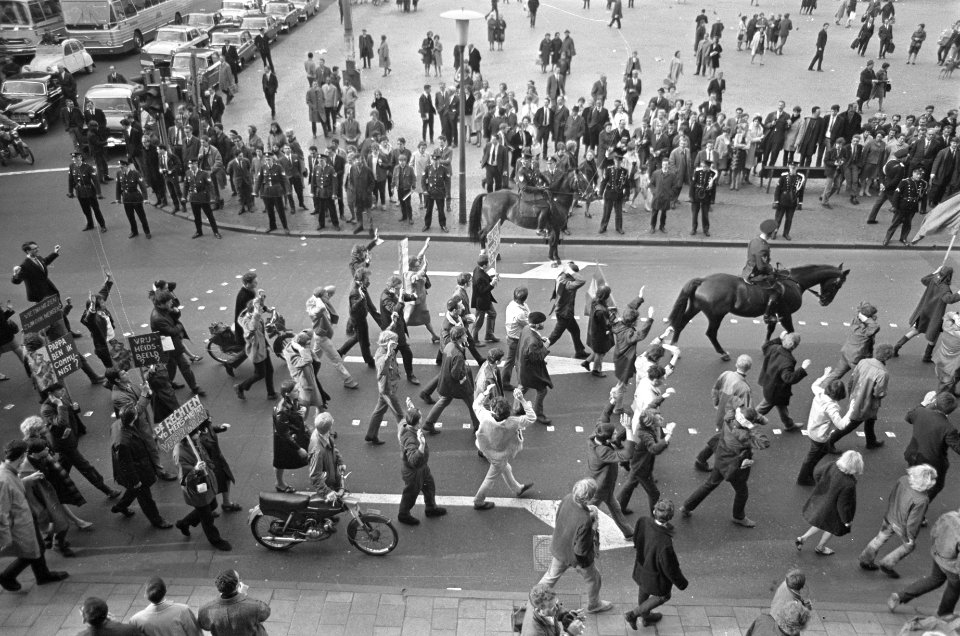 Protestmars tegen oorlog in Vietnam, demonstranten met handen boven het hoofd, Bestanddeelnr 920-2330