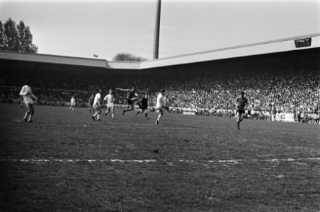 PSV tegen NEC 1-0 Willy van der Kuylen scoort langs keeper Schellekens., Bestanddeelnr 928-5296