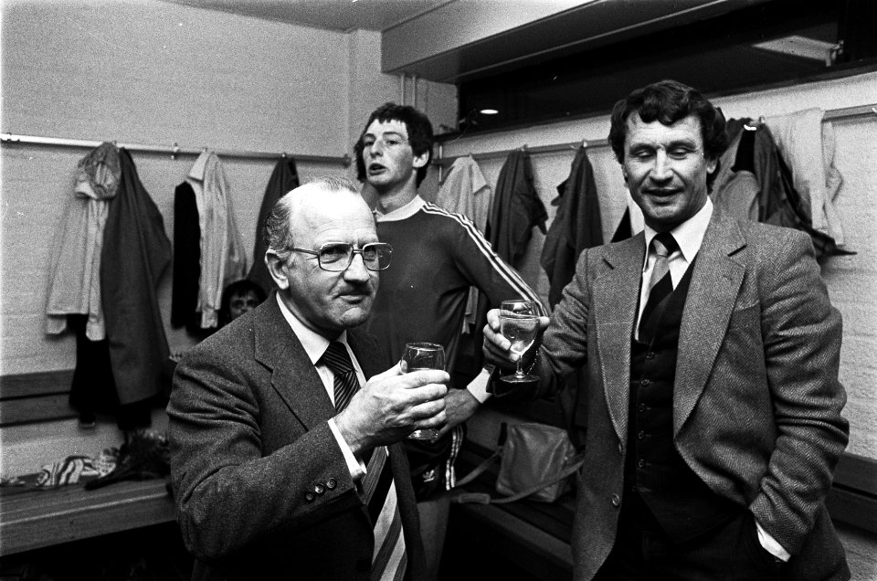 PSV tegen FC Twente 3-1, PSV kampioen trainer Rijvers Twente-trainer Kohn proos, Bestanddeelnr 929-6627