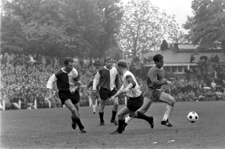 PSV tegen Feyenoord 1-0. Willy van der Kuylen (rechts) omspeelt, Kraay, Boskamp , Bestanddeelnr 921-3881
