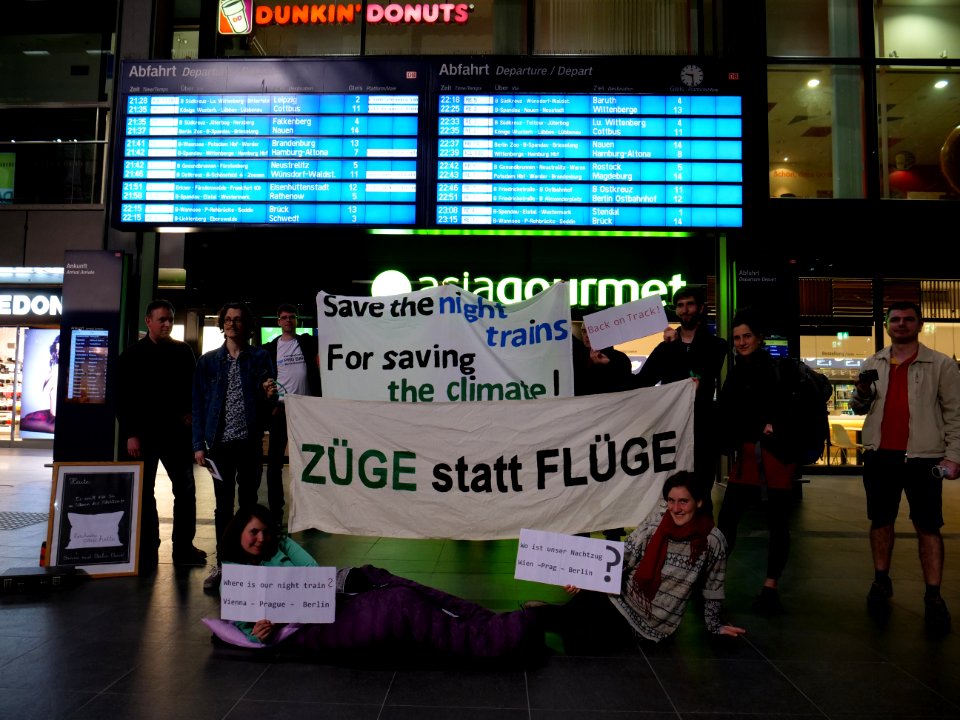 Protest for more night-trains in the Berlin main-station 11