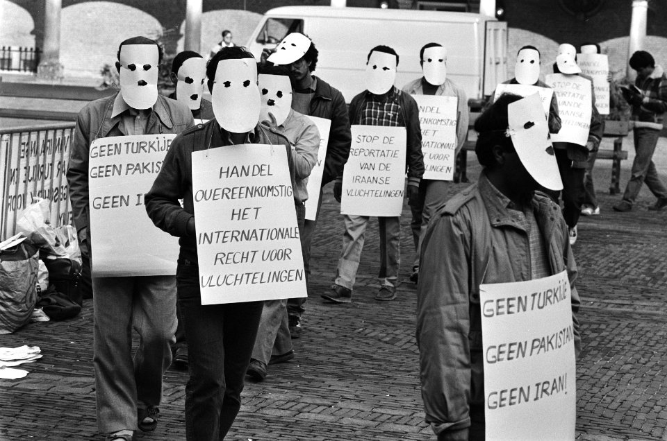 Protest Iraniers tegen uitwijzingsbeleid op Binnenhof, Bestanddeelnr 933-4346
