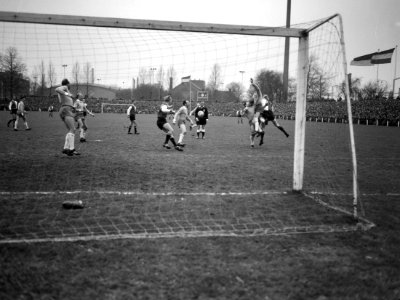 PSV tegen Feyenoord 1-0, aanval op PSV-doel v.l.n.r. H. Groot , Van Wissem , Hoe, Bestanddeelnr 916-1785
