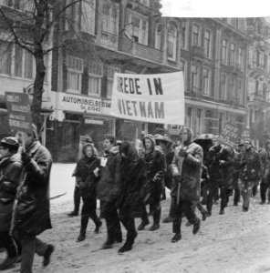 Protestmars in Amsterdam van diverse jongeren-organisatie tegen oorlog in Vietna, Bestanddeelnr 918-7729