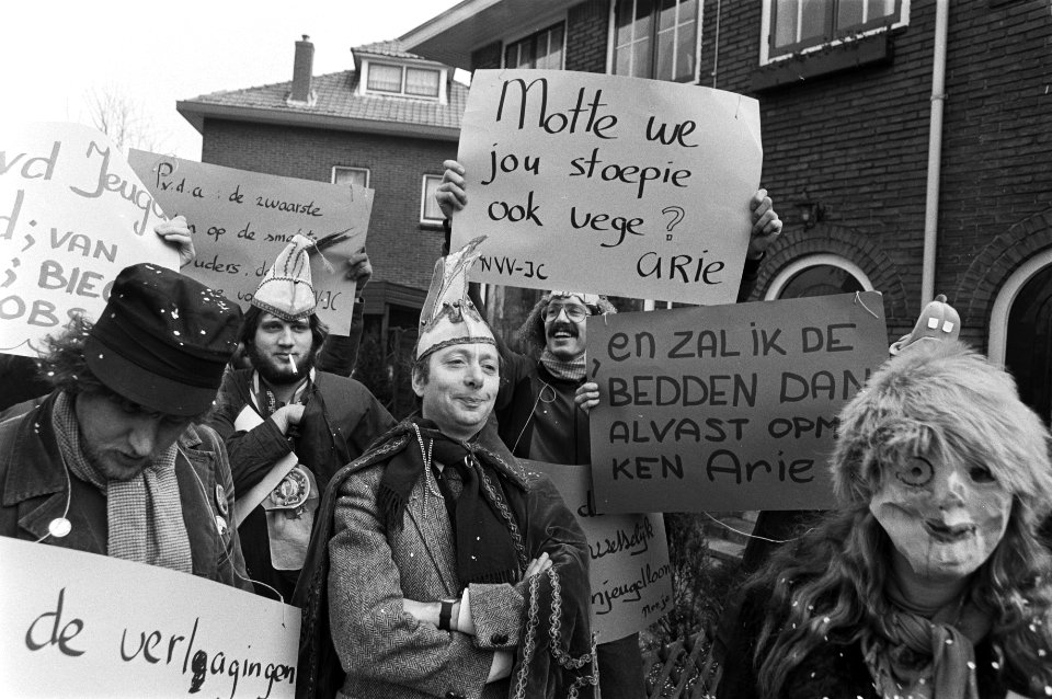 Protest NVV-jongeren voor de woningen PVDA-kamerlid Arie van der Hek dat PVDA zi, Bestanddeelnr 931-9915