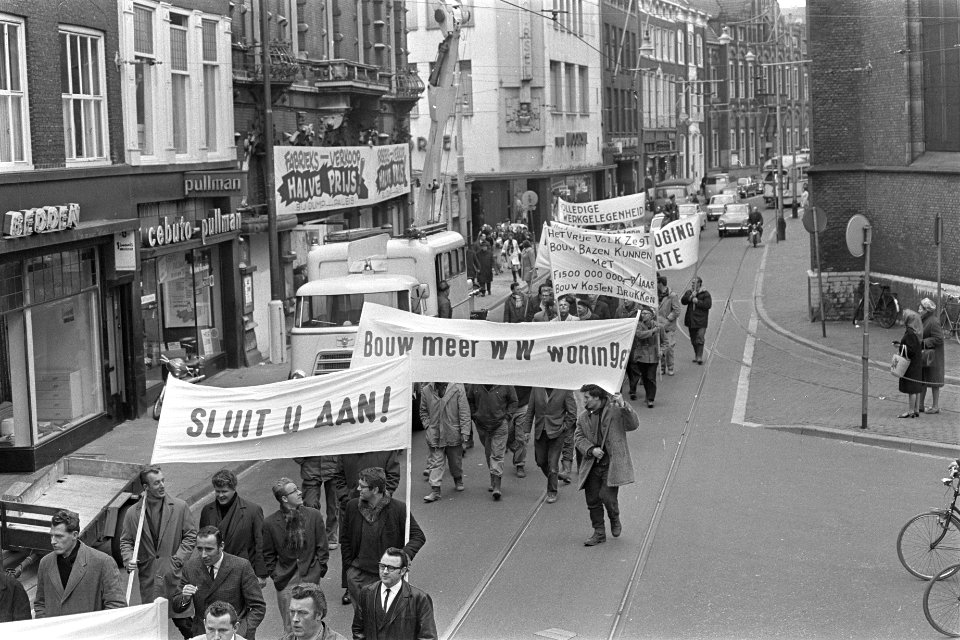 Protestmars Haagse bouwvakarbeiders, de stoet met spandoek, Bestanddeelnr 920-1661