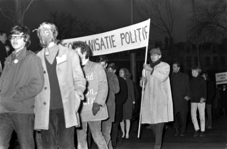 Protestmars tegen Amsterdamse politiebeleid door jeugdorganisatie, Rob Stolk en , Bestanddeelnr 919-0297