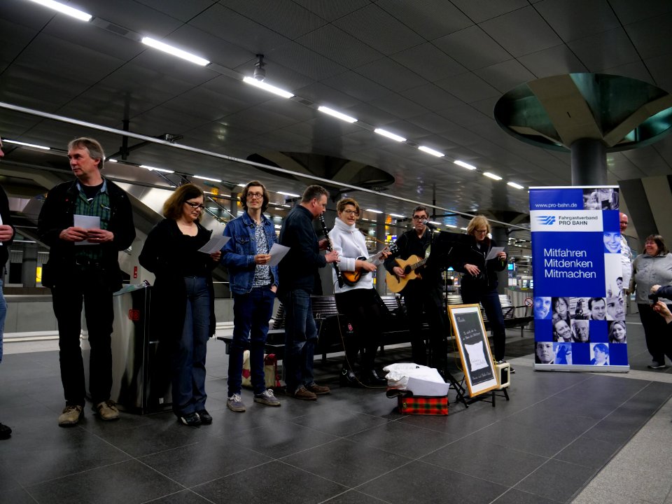 Protest for more night-trains in the Berlin main-station 01