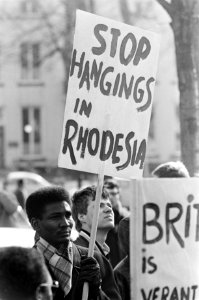 Protestmars Afrikaanse studenten tegen regime. Een student met bord, Bestanddeelnr 921-1756