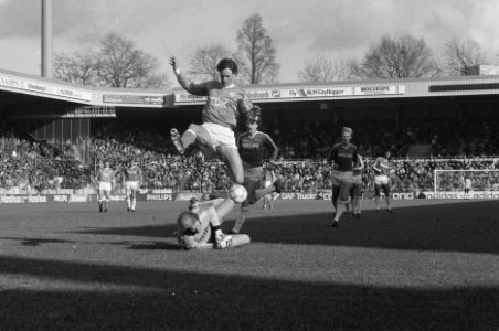 PSV tegen Ajax 1-0 Van Basten springt over doelman Van Breukelen, Bestanddeelnr 933-9374