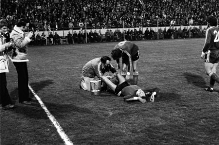 PSV tegen FC Twente 3-1, PSV kampioen W van de Kerkhof geblesseerd op veld, Bestanddeelnr 929-6630