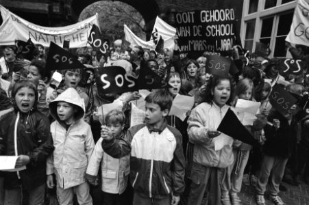 Protest Maas en Waalschool bij het stadhuis van Amsterdam, Bestanddeelnr 932-9716