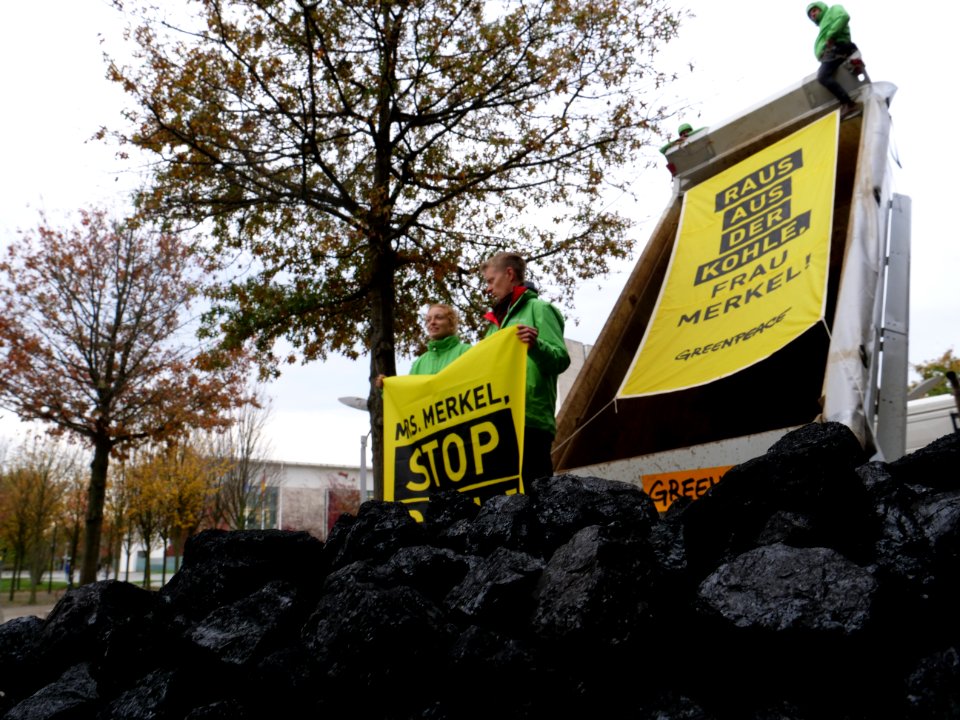 Protest of Greenpeace with coal in front of the German Chancellery 01