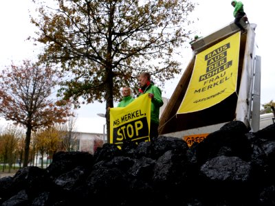 Protest of Greenpeace with coal in front of the German Chancellery 01