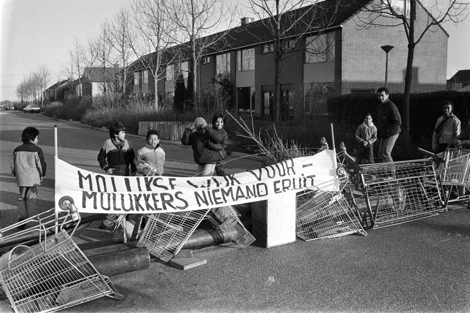 Protest Molukkers in Capelle aan den IJssel tegen ontruiming woningen ivm huursc, Bestanddeelnr 932-8243
