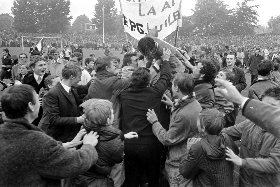 PSV tegen Feyenoord 1-0. Na afloop Willy van der Kuylen op schouders supporters, Bestanddeelnr 921-3882