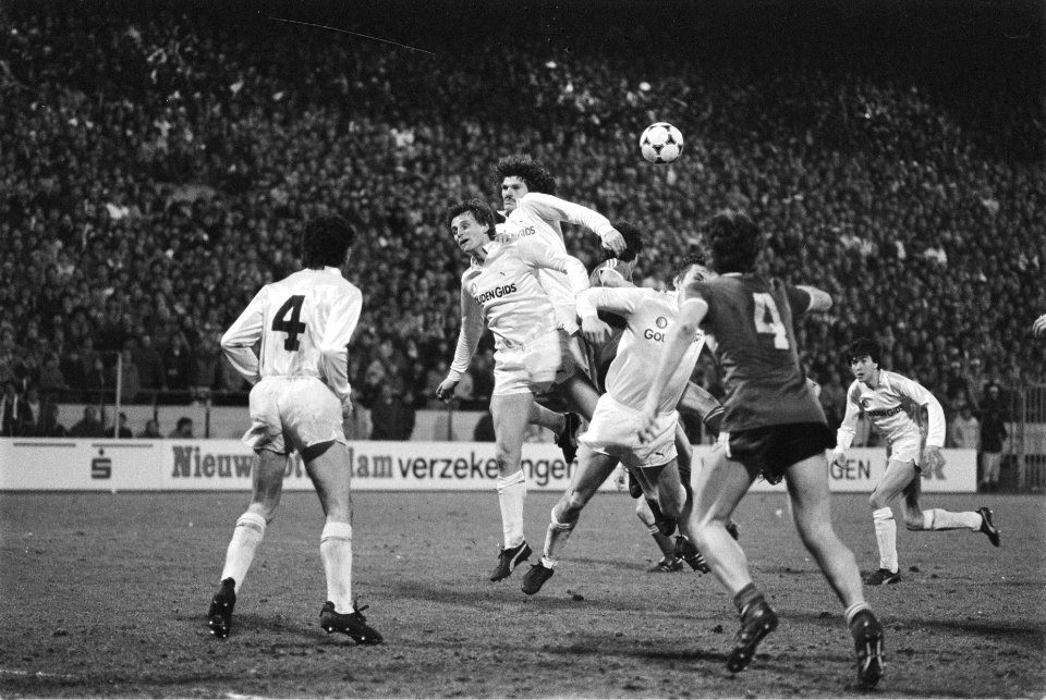 PSV tegen Feyenoord 1-1 Michel van de Korput (l) e.a. Feyenoorders in de verded, Bestanddeelnr 932-9201
