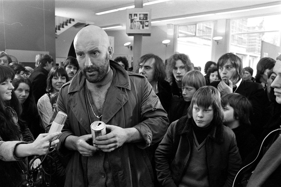 Psycholoog Henk Jurriaans als kunstwerk tentoon gesteld Stedelijk Museum in Amst, Bestanddeelnr 927-7003