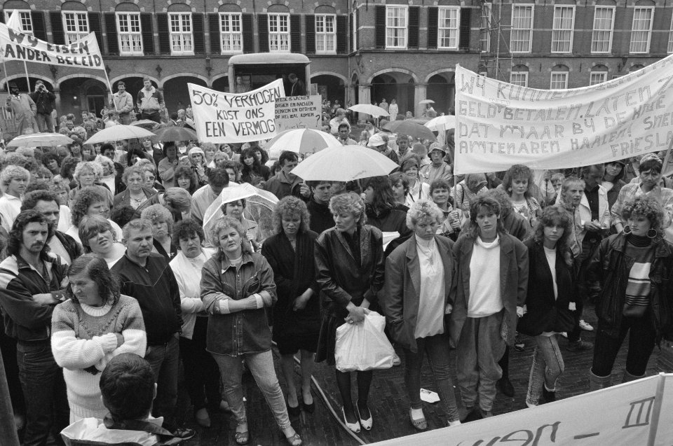 Protest woonwagenbewoners op Binnenhof tegen verhoging staanplaatstarieven, Bestanddeelnr 934-2458