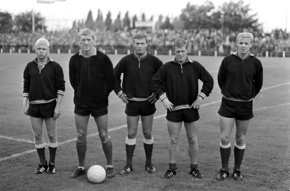 PSV tegen Volendam 1-1. Schmidt Hansen, Doesburg, Soetekouw, Graaimans, Schalks, Bestanddeelnr 920-5940