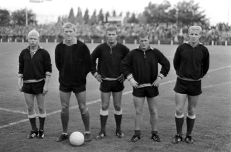 PSV tegen Volendam 1-1. Schmidt Hansen, Doesburg, Soetekouw, Graaimans, Schalks, Bestanddeelnr 920-5940