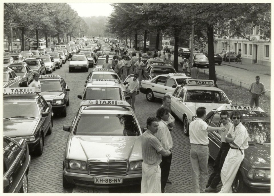 Protest demonstratie van Amsterdamse taxichauffeurs voor het gebouw van de Provinciale Griffie aan de Dreef. NL-HlmNHA 54031910