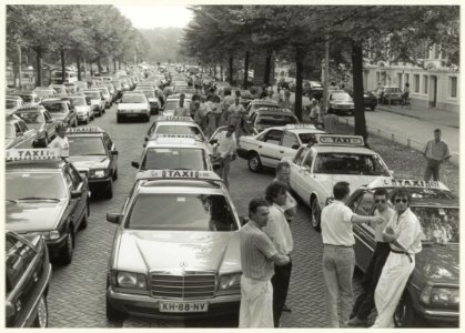 Protest demonstratie van Amsterdamse taxichauffeurs voor het gebouw van de Provinciale Griffie aan de Dreef. NL-HlmNHA 54031910