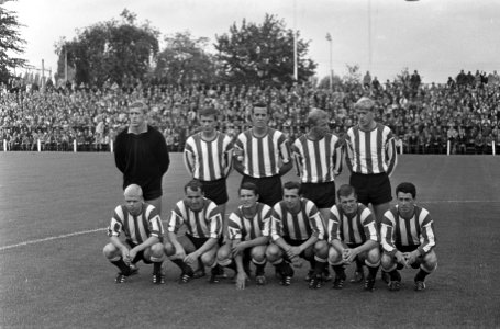 PSV tegen Volendam 1-1. Elftal PSV Doesburg, Soetekouw, Schrijvers, Schalks, Ke, Bestanddeelnr 920-5938