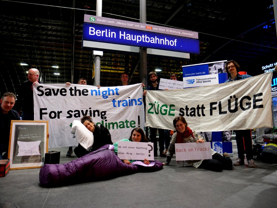 Protest for more night-trains in the Berlin main-station 13