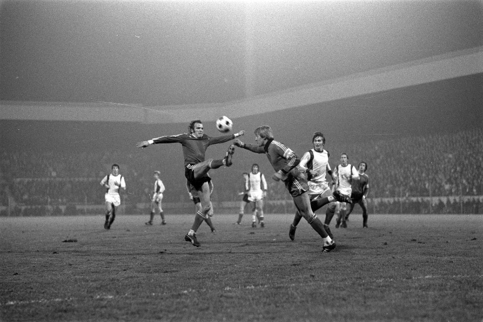 PSV tegen Sparta 1-0, Willy van de Kuylen (l) in duel m keeper Doesburg, Bestanddeelnr 929-4141
