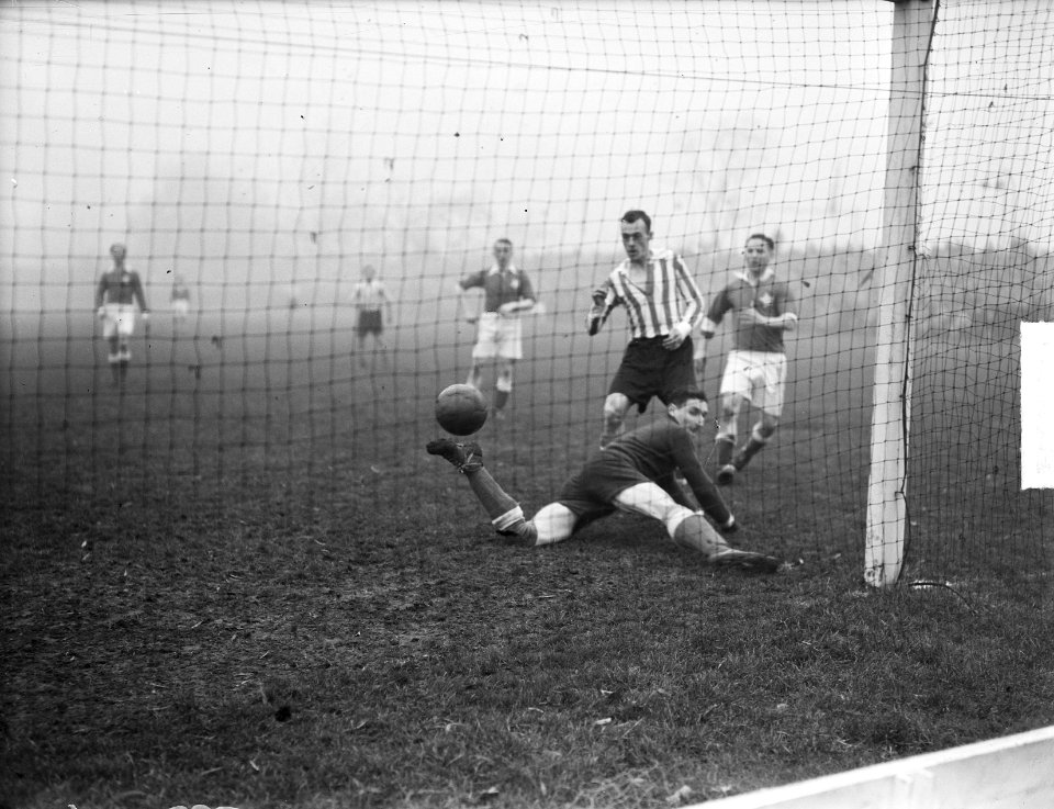 PSV tegen MVV 2-1. Keeper Ducker van MVV, Bestanddeelnr 904-3126