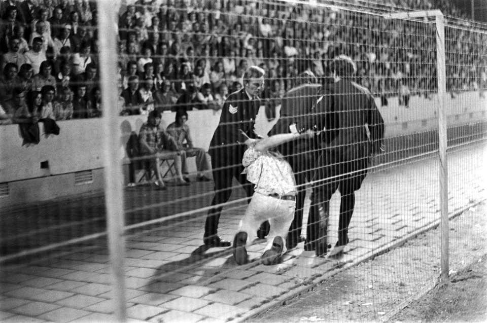 PSV tegen FC Utrecht 3-0, herrieschopper wordt door politie weggeleid, Bestanddeelnr 928-5668