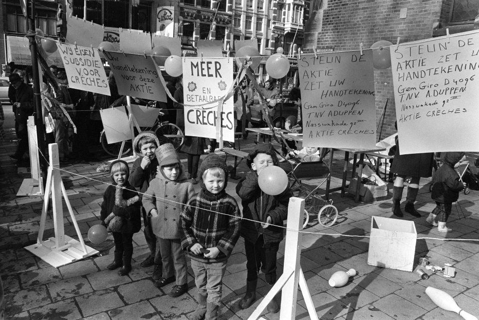 Protest creche op Beursplein Amsterdam tegen verhogen crechegelden, Bestanddeelnr 923-3246