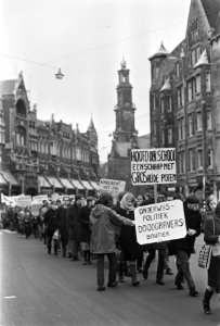 Protestmars tegen onderwijsbeleid. De stoet gewapend met vele leuzen, Bestanddeelnr 920-9703