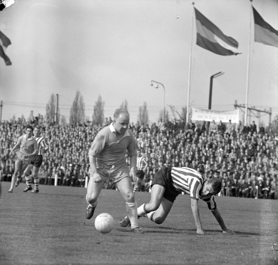PSV tegen Sparta 0-1 Hoenen (PSV) in duel met Hans de Koning van Sparta, Bestanddeelnr 915-0709