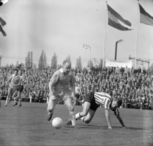 PSV tegen Sparta 0-1 Hoenen (PSV) in duel met Hans de Koning van Sparta, Bestanddeelnr 915-0709