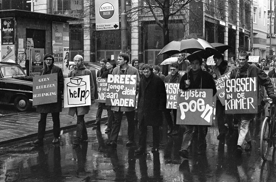 Protestdemonstratie van de Studenten Vakbeweging in Amsterdam, tegen politiek Di, Bestanddeelnr 919-9085