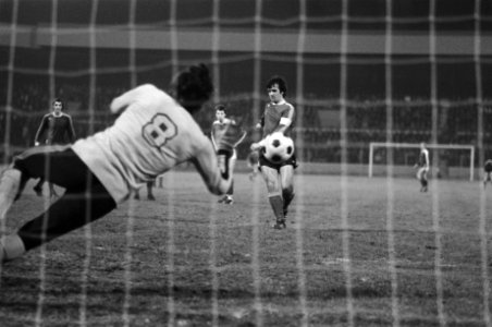 PSV tegen FC Utrecht Willy van der Kuylen neemt pena maar wordt gestopt door I, Bestanddeelnr 929-4776