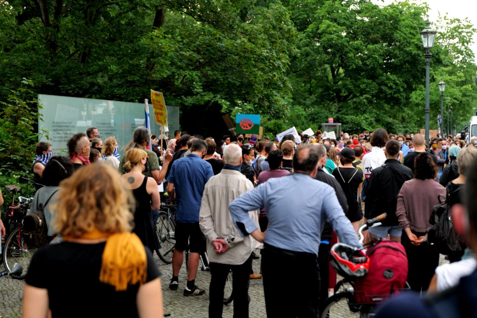 Protest for the Sinti and Roma memorial Berlin 2020-06-13 07