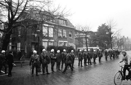 Protestdemonstratie tegen proces te Burgos, Spanje Amsterdam rij agenten voor , Bestanddeelnr 924-1118