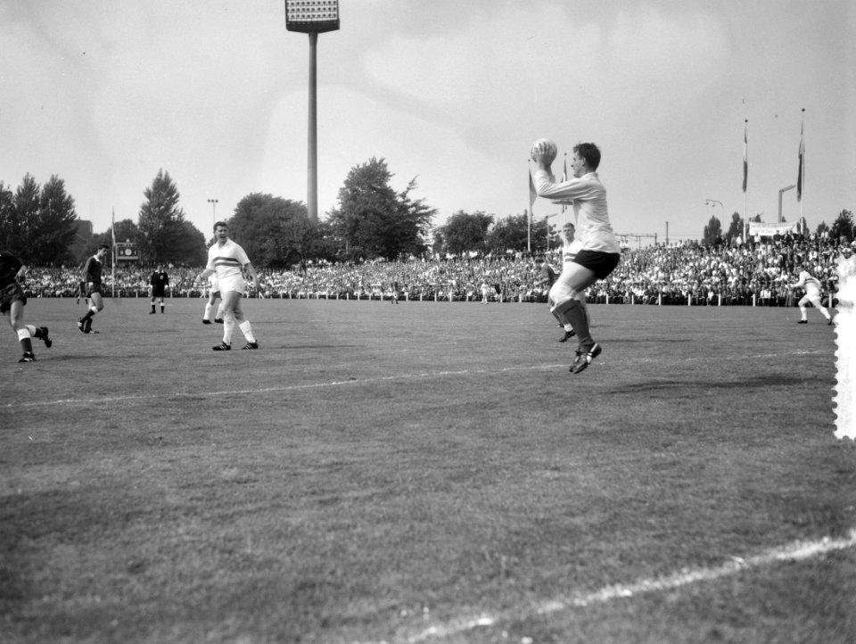 PSV tegen Fortuna 54 1-2, Vogels van Fortuna in actie, Bestanddeelnr 916-7952