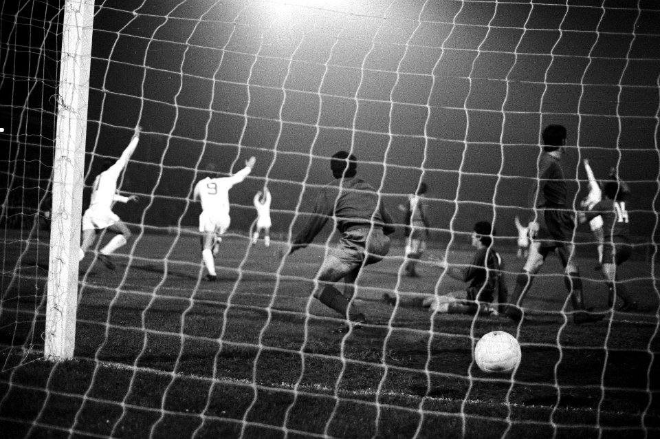 PSV tegen Real Madrid 2-0, juichende PSV-ers na doelpunt Hoekema (2-0), Bestanddeelnr 925-1044