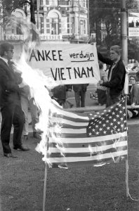 Protestdemonstraties tegen oorlog in Vietnam, op Leidseplein Amerikaanse vlag ve, Bestanddeelnr 919-3115