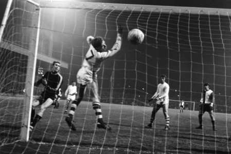 PSV tegen Feijenoord 2-3 nr. 8 Laseroms maakt 1-1 (Feijenoord), nr. 9 na doel, Bestanddeelnr 924-0525